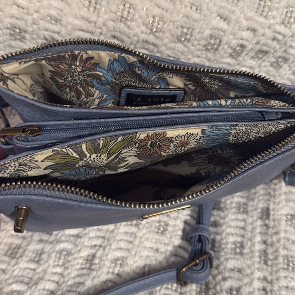 Blue Crossbody Bag with Adjustable Strap and Minimalist Design - Picture 2 of 5